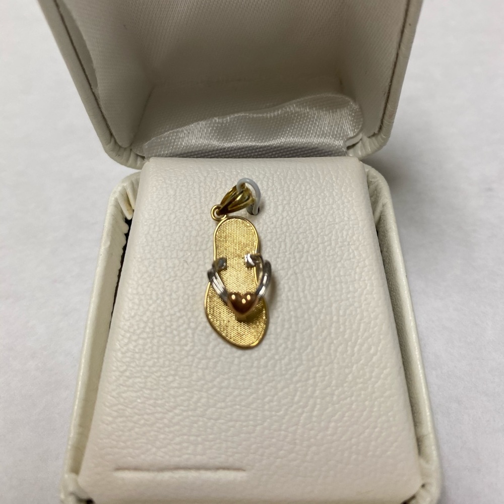 14k tri gold sandal pendant with heart.  Adorable!